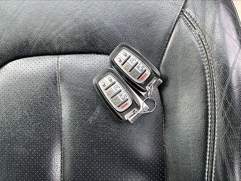 Used 2022 Chrysler Pacifica Touring-L w/ Uconnect Theater Family Group image 11