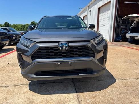 Used 2022 Toyota RAV4 LE AWD/4WD image 2