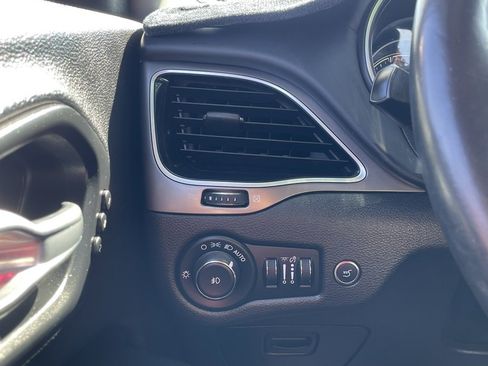 Certified 2019 Jeep Cherokee Overland image 32