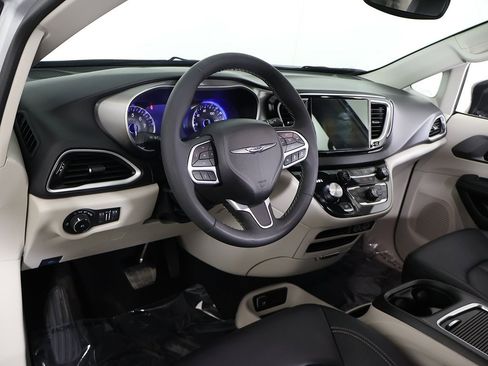 Used 2024 Chrysler Pacifica Touring-L image 26