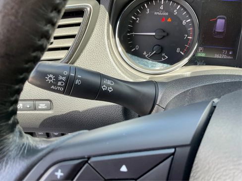 Used 2018 Nissan Rogue SL FWD image 17