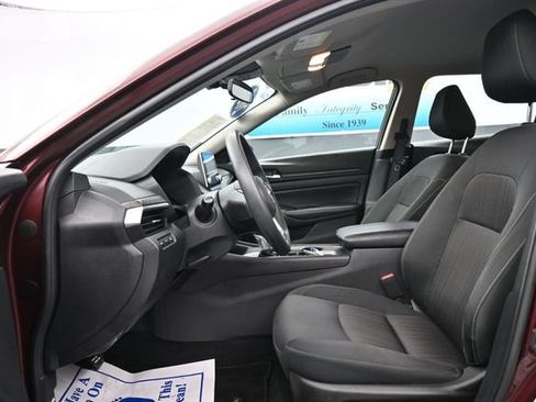 Used 2025 Nissan Altima 2.5 SV FWD image 9