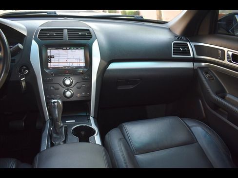 Used 2015 Ford Explorer XLT w/ Equipment Group 202A FWD image 32