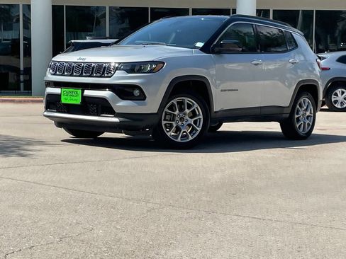 Used 2025 Jeep Compass Limited AWD/4WD image 2