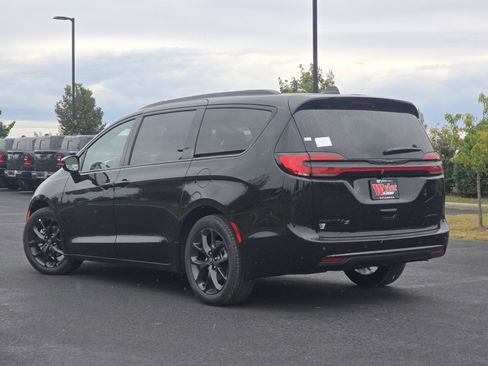 New 2026 Chrysler Pacifica Limited w/ S Appearance Package image 16