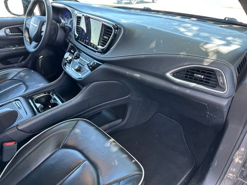 Used 2025 Chrysler Pacifica Limited FWD image 29