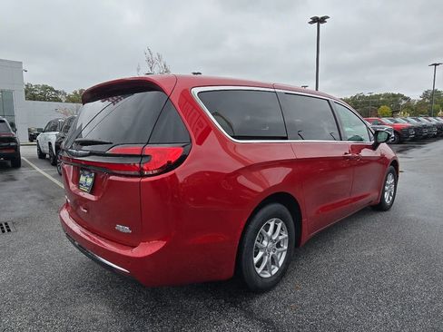 New 2026 Chrysler Pacifica Select image 3