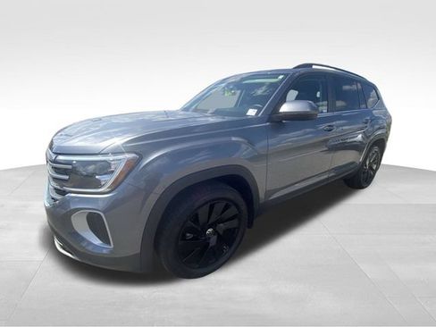 Used 2025 Volkswagen Atlas SE FWD image 2