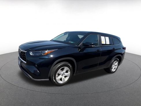 Used 2025 Toyota Highlander LE FWD image 6