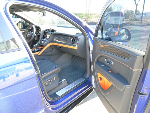 Used 2025 Bentley Bentayga image 53