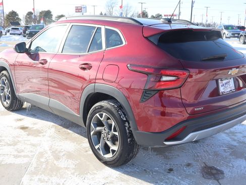 Used 2025 Chevrolet Trax LT w/ LT Convenience Package image 8