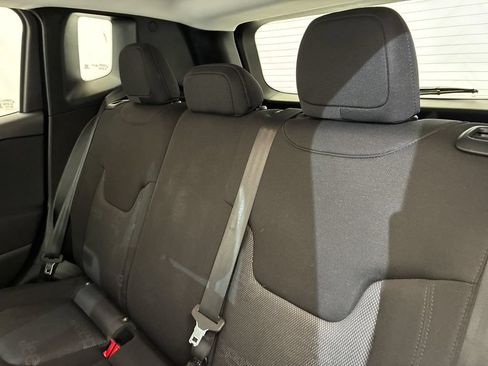 Used 2017 Jeep Renegade Latitude w/ Cold Weather Group AWD/4WD image 9