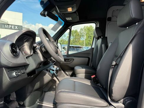 Used 2025 Mercedes-Benz Sprinter 2500 image 9