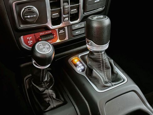 Used 2024 Jeep Wrangler Unlimited AWD/4WD image 18