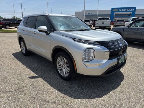 Used 2024 Mitsubishi Outlander ES FWD image 2