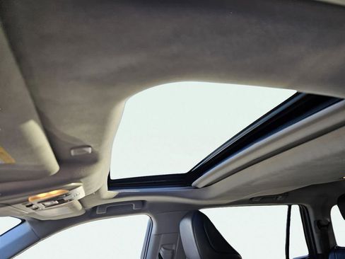 Used 2023 Toyota Highlander XLE image 19