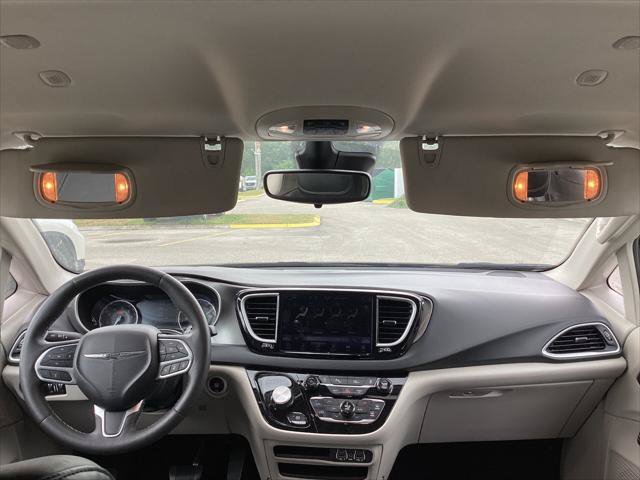Used 2024 Chrysler Pacifica Touring-L FWD image 14
