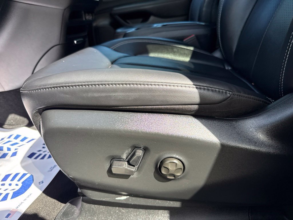 Used 2025 Chrysler Pacifica Select FWD image 11