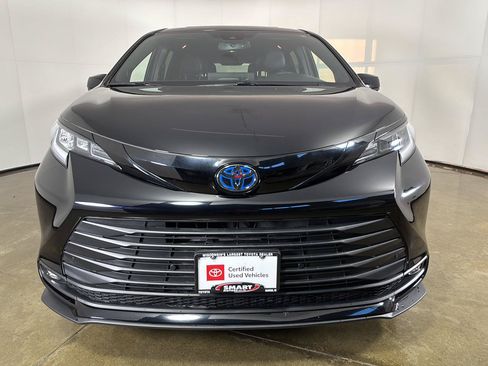 Used 2025 Toyota Sienna XLE Woodland Edition AWD/4WD image 6