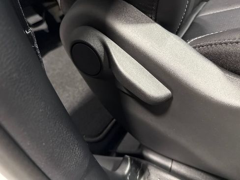 Used 2025 Chrysler Pacifica Select FWD image 32