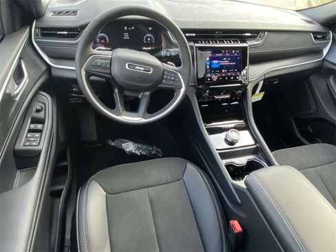 New 2025 Jeep Grand Cherokee Altitude image 40