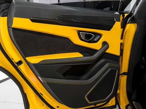 Used 2022 Lamborghini Urus AWD/4WD image 28