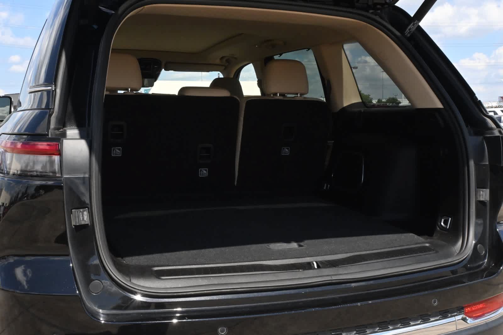 Used 2022 Jeep Grand Cherokee Limited w/ Luxury Tech Group II RWD image 21