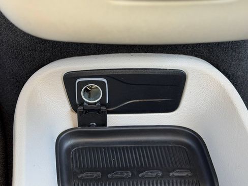 Used 2024 Chrysler Pacifica Touring-L FWD image 22