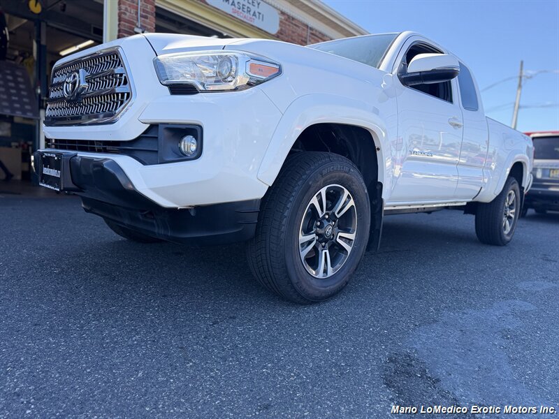 Used 2016 Toyota Tacoma TRD Sport AWD/4WD image 9