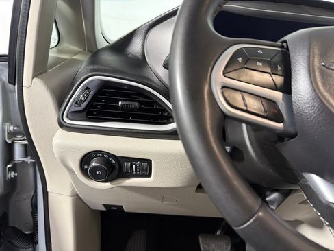 Used 2024 Chrysler Pacifica Touring-L FWD image 13