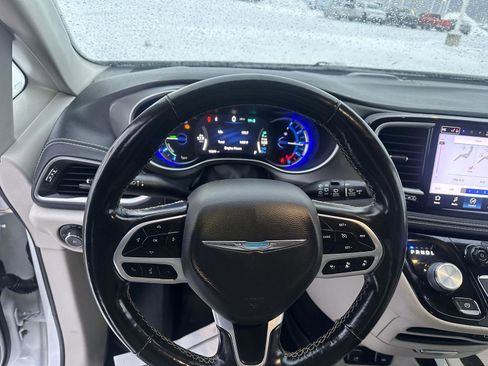 Used 2021 Chrysler Pacifica Touring-L image 24