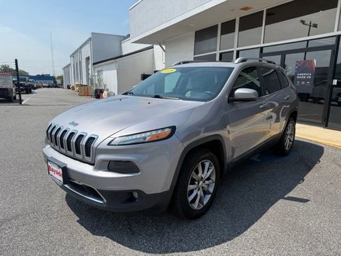 Used 2018 Jeep Cherokee Limited w/ Luxury Group AWD/4WD image 7
