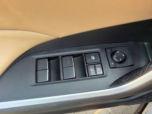 Used 2020 Toyota RAV4 XLE Premium AWD/4WD image 29