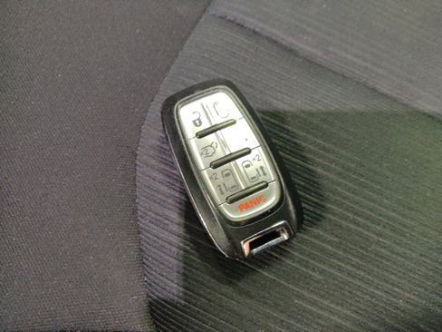 Used 2021 Chrysler Pacifica Touring FWD image 32