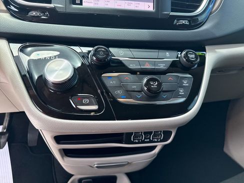 Used 2022 Chrysler Voyager LX FWD image 21