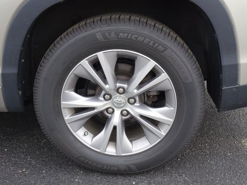Used 2014 Toyota Highlander XLE FWD image 10