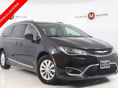 Used 2018 Chrysler Pacifica Touring-L FWD image 1
