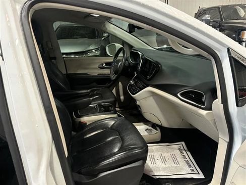 Used 2022 Chrysler Pacifica Touring-L FWD image 10