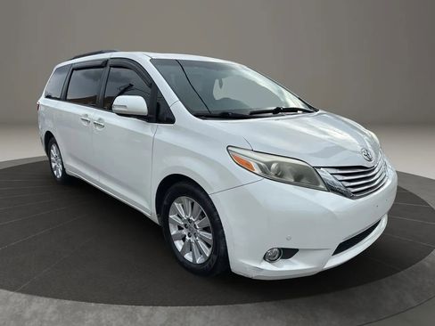 Used 2015 Toyota Sienna Limited Premium image 3