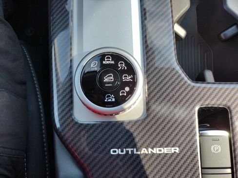 New 2025 Mitsubishi Outlander SE image 11