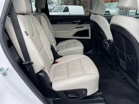 Used 2024 Kia Telluride EX w/ EX Captain's Chair Package image 15