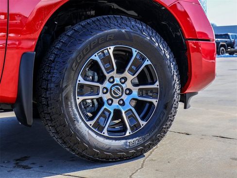 Used 2021 Nissan Titan SV w/ SV Convenience Package image 9