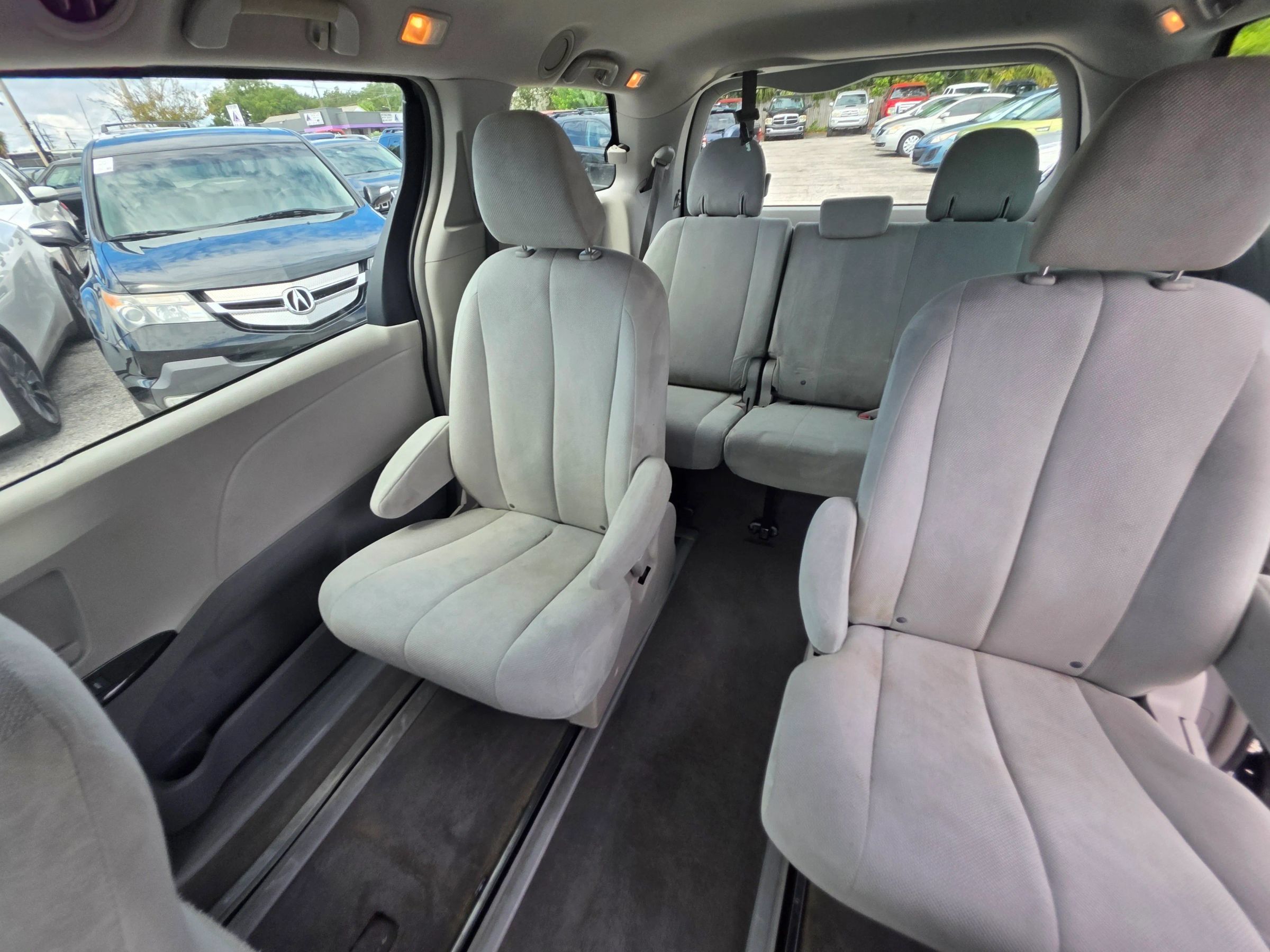 Used 2014 Toyota Sienna L FWD image 15