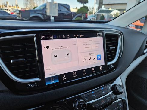 Used 2024 Chrysler Pacifica Touring-L image 23