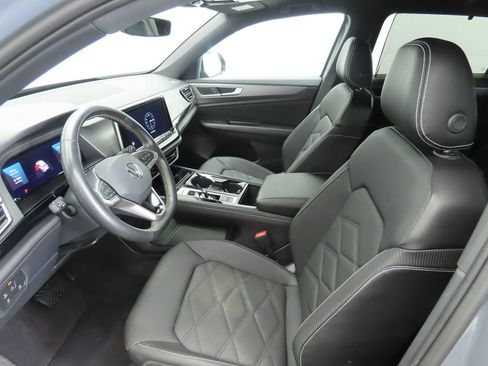 Certified 2024 Volkswagen Atlas Cross Sport SE image 17