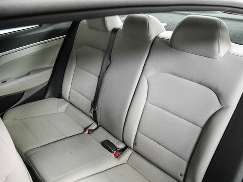 Used 2019 Hyundai Elantra SE w/ Winter Weather Package FWD image 16