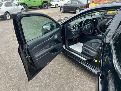 Used 2018 Toyota Camry XSE image 9