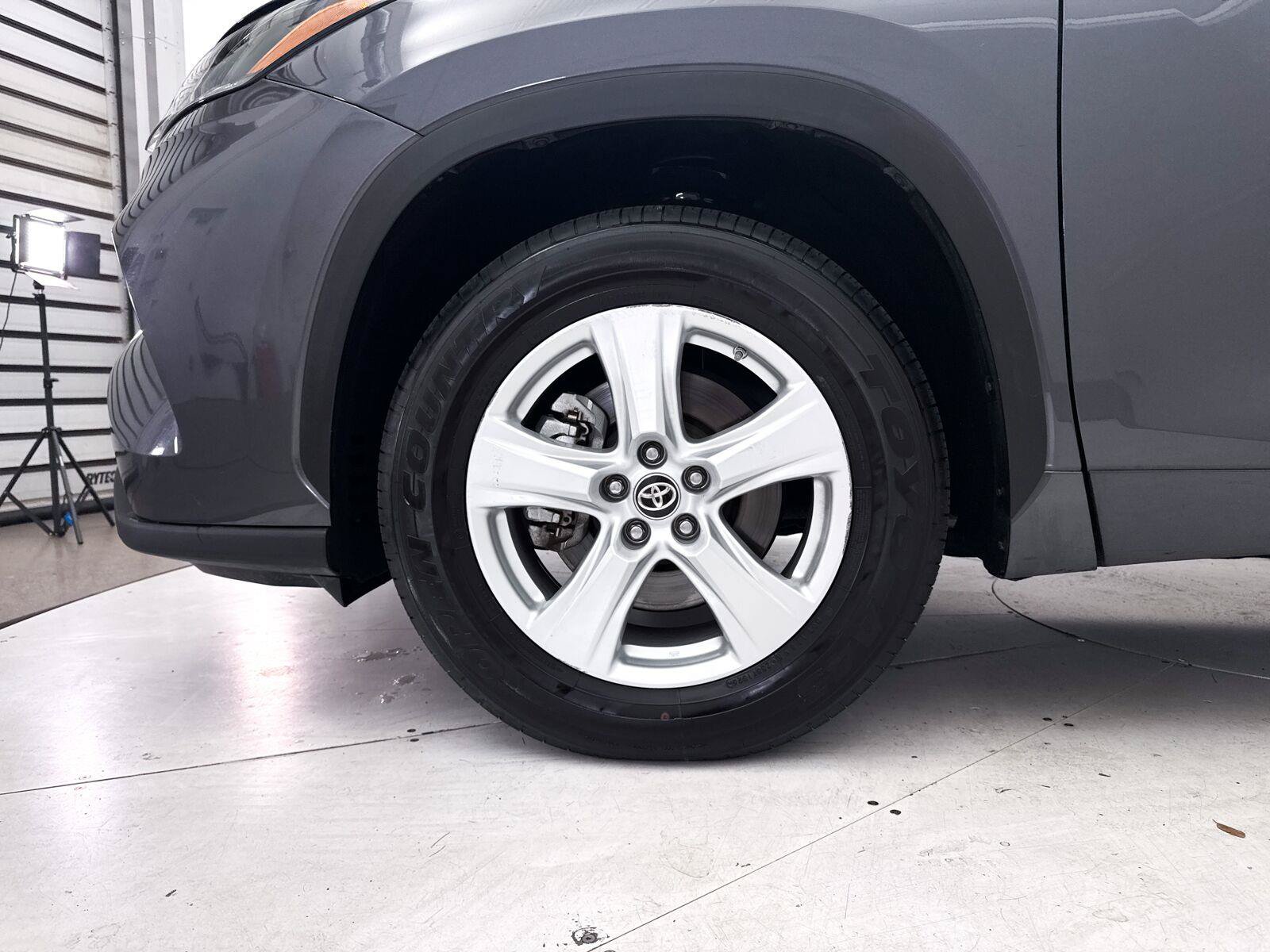 Used 2021 Toyota Highlander LE FWD image 16