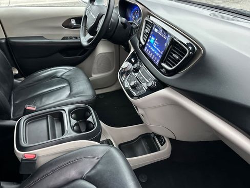 Used 2017 Chrysler Pacifica Touring-L image 17