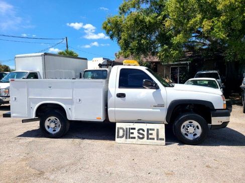 Used 2006 Chevrolet Silverado 2500 W/T w/ Heavy-Duty Power Package image 2